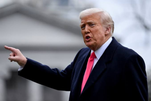 Trump impõe novas tarifas sobre México, Canadá e China. Medida inclui taxa extra de 10% sobre produtos chineses. Saiba os impactos.