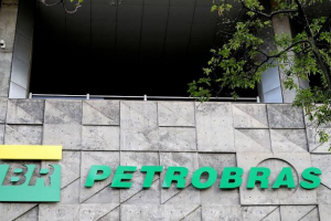 Petrobras registra lucro de R$ 36,6 bi em 2024, queda de 70,6% em relação ao ano anterior. Receita e dividendos também recuam.
