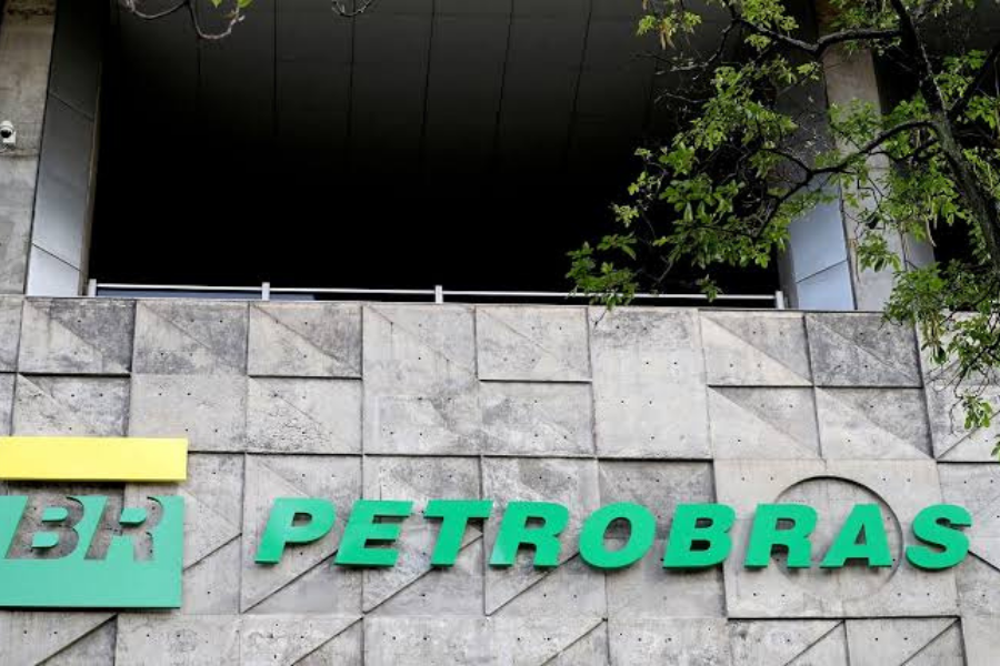 Petrobras registra lucro de R$ 36,6 bi em 2024, queda de 70,6% em relação ao ano anterior. Receita e dividendos também recuam.