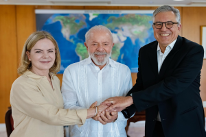 Lula dá posse a Gleisi Hoffmann e Alexandre Padilha