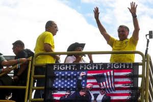 Jair Bolsonaro lidera manifestação em Copacabana pedindo anistia para condenados do 8 de janeiro. Evento em ato político no Rio de Janeiro.