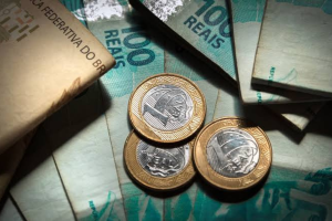 Economia brasileira cresce 0,9% em janeiro, mas analistas projetam desaceleração para 2025 devido aos juros altos e incertezas globais.