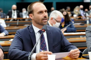 Eduardo Bolsonaro argumenta "perseguição" e diz que atuará no exterior para denunciar supostas arbitrariedades.