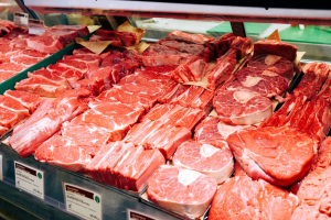 Preço da carne bovina continua elevado em Mato Grosso do Sul, mesmo com aumento nos abates e queda na arroba.