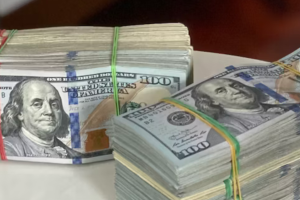 Dólar cai 2,71%, cotado a R$ 5,75, após sinais de alívio tarifário dos EUA. Bolsa fecha em leve alta, enquanto Petrobras recua com queda do petróleo.