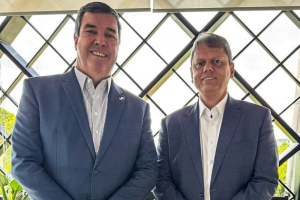 🔴 ANISTIA DO 8 DE JANEIRO CRISPA RELAÇÃO ENTRE RIEDEL E PT NA ASSEMBLEIA