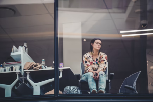 Revenge Quitting: Brasileiros expõem empresas no LinkedIn ao pedir demissão. Entenda os riscos e impactos no mercado de trabalho.
