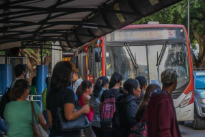 A CPI do transporte em Campo Grande já recebeu 298 denúncias. Entenda as irregularidades e o que pode mudar nos ônibus da cidade.