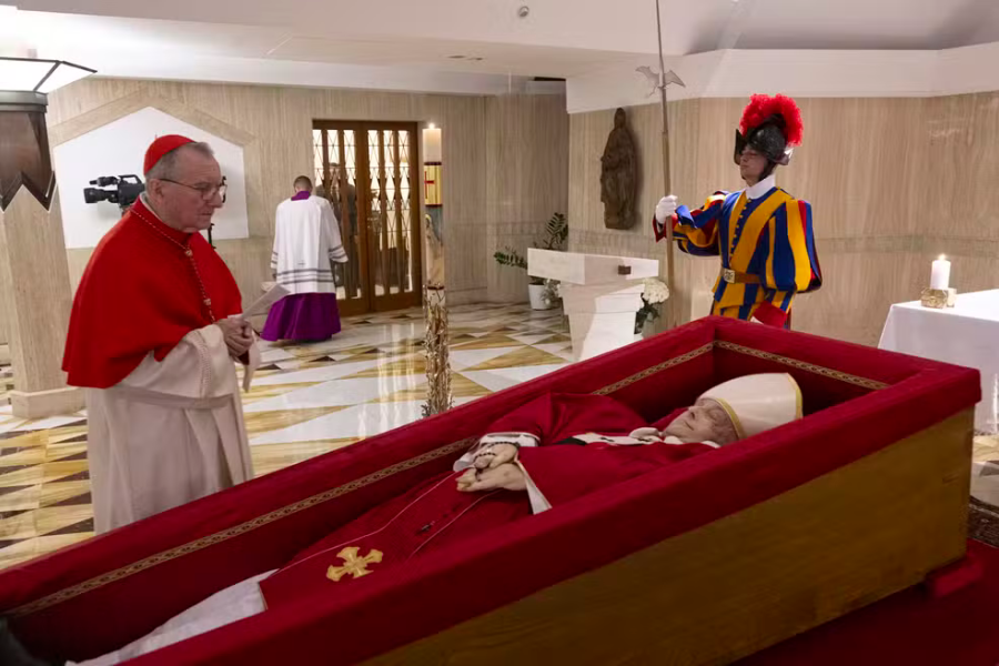 A morte do Papa Francisco abalou o mundo. Ele faleceu aos 88 anos após um AVC e complicações cardíacas. Agora, o Vaticano entra em um período de ritos, luto e a escolha do próximo líder da Igreja.