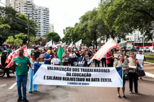 9 mil professores em protesto, o Corredor Bioceânico a caminho e novos pontos para motoentregadores em MS. Fique por dentro do que importa no estado!