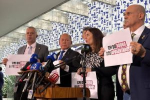 Deputados de oposição protocolaram um pedido para investigar fraudes no INSS. O esquema pode ter causado prejuízo de R$ 6,3 bi entre 2019 e 2024.
