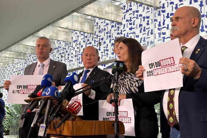 Deputados de oposição protocolaram um pedido para investigar fraudes no INSS. O esquema pode ter causado prejuízo de R$ 6,3 bi entre 2019 e 2024.