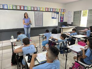 Campo Grande contrata 273 professores e concede reajuste de 6,27% no piso do magistério. Mais concursados e salários atualizados.
