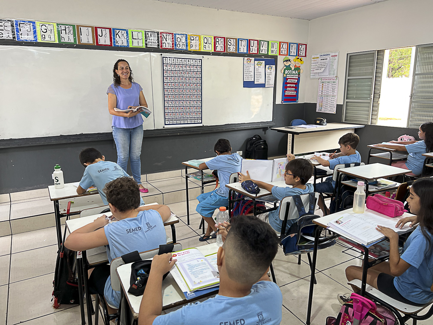 Campo Grande contrata 273 professores e concede reajuste de 6,27% no piso do magistério. Mais concursados e salários atualizados.