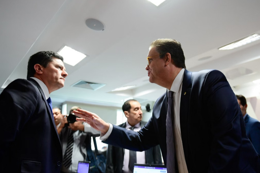 Ministro e Moro se enfrentam no Congresso sobre fraudes no INSS. Quem responde pelos descontos indevidos? Entenda o debate em 1 minuto.