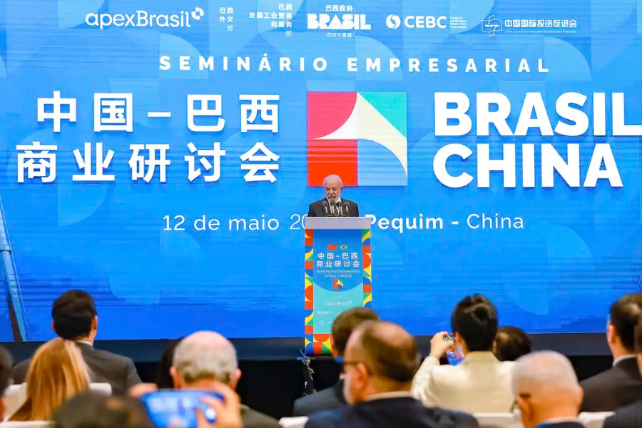 China investe R$ 27 bilhões no Brasil: veja os setores beneficiados, como delivery, carros elétricos e energia limpa.