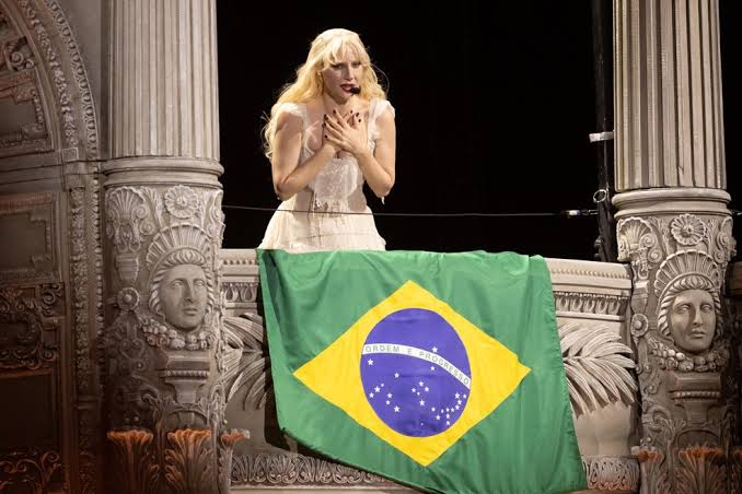 2,1 MILHÕES de pessoas invadiram a praia no sábado (3) para ver Lady Gaga – o maior público da carreira dela! 💥 Superou até o show da Madonna em 2024 (1,6 mi).