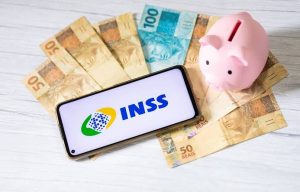 Aposentados e pensionistas tiveram dinheiro descontado indevidamente por fraudes no INSS. Agora, o governo vai devolver o valor.
